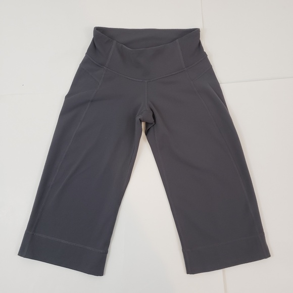 lululemon athletica Pants - Lululemon cropped yoga pants leggings capri sz 2